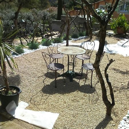 Chez Elles 2 Bed & Breakfast Caumont-sur-Durance Bagian luar foto