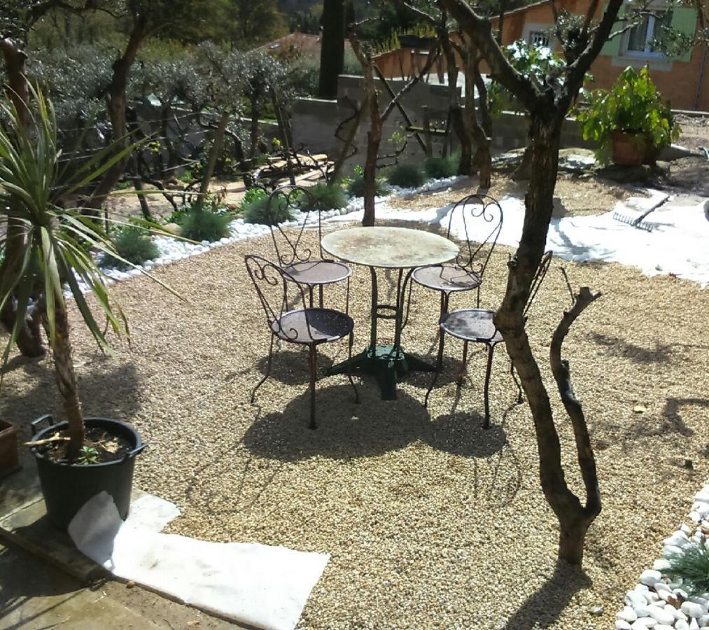 Chez Elles 2 Bed & Breakfast Caumont-sur-Durance Bagian luar foto